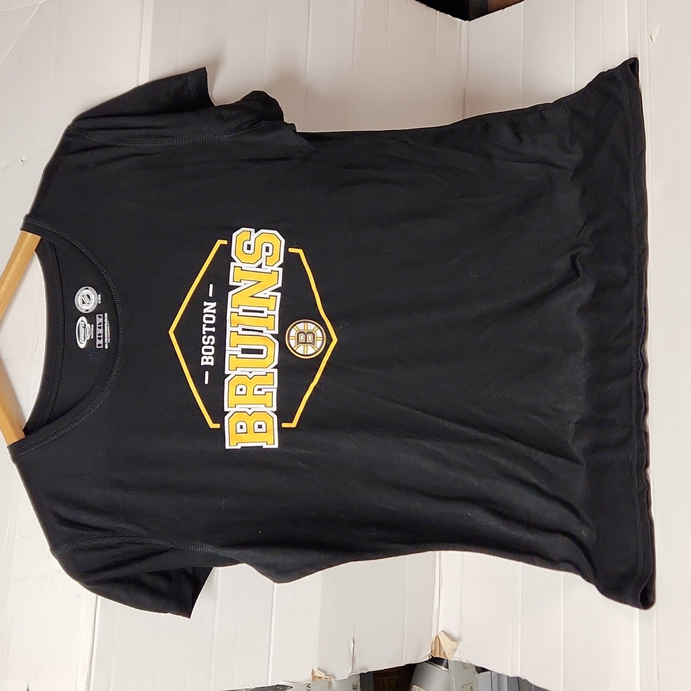 EUC Concepts Sports NHL Boston Bruins Women's sz XL Tshirt